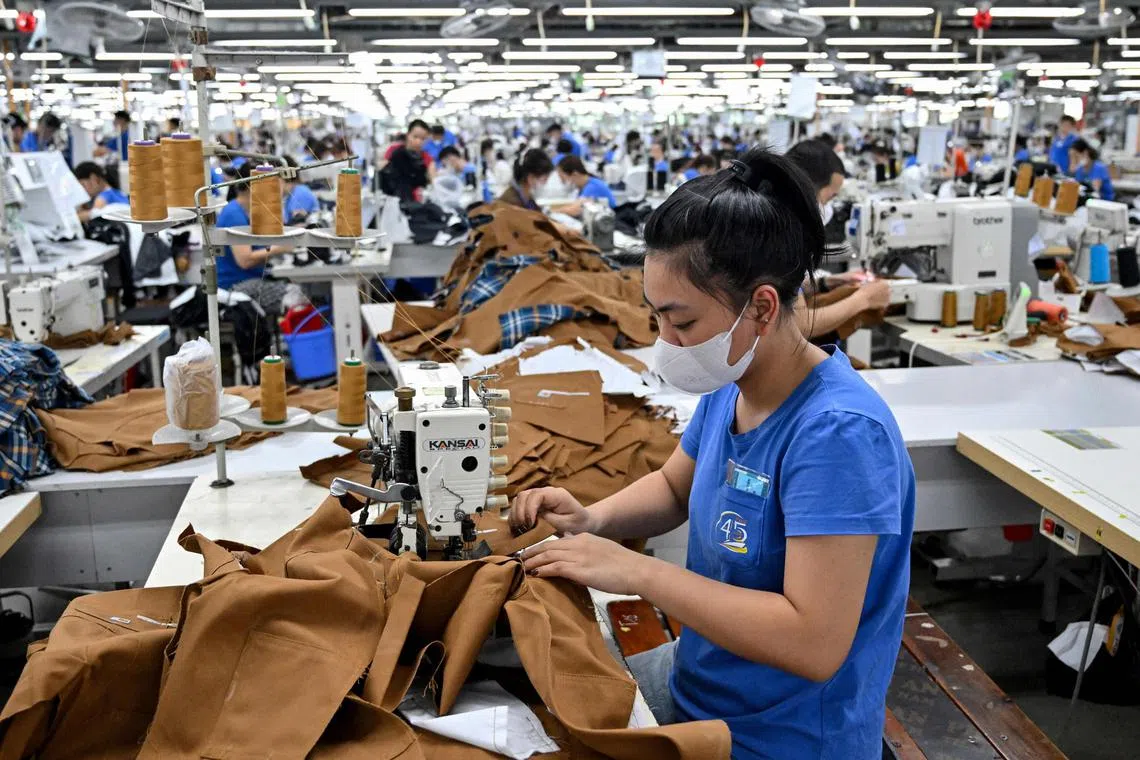 许多国际服装品牌都是越南制衣厂的客户。美国对越南出口加征关税将推高这些服装品牌的成本。（法新社）