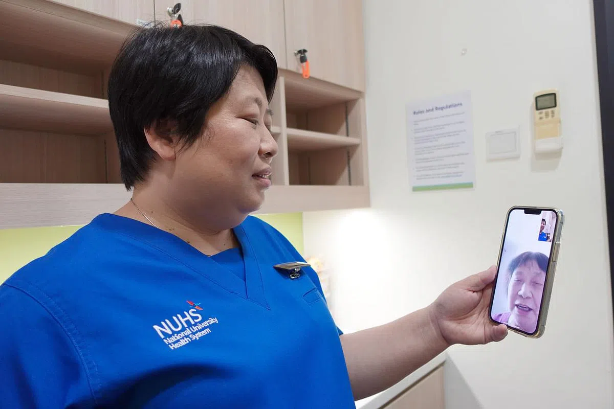 亚历山大医院高级护士经理杨秋平已约三年没有回乡探亲，平时她每隔几天就会通过视像与母亲联系。（亚历山大医院提供）