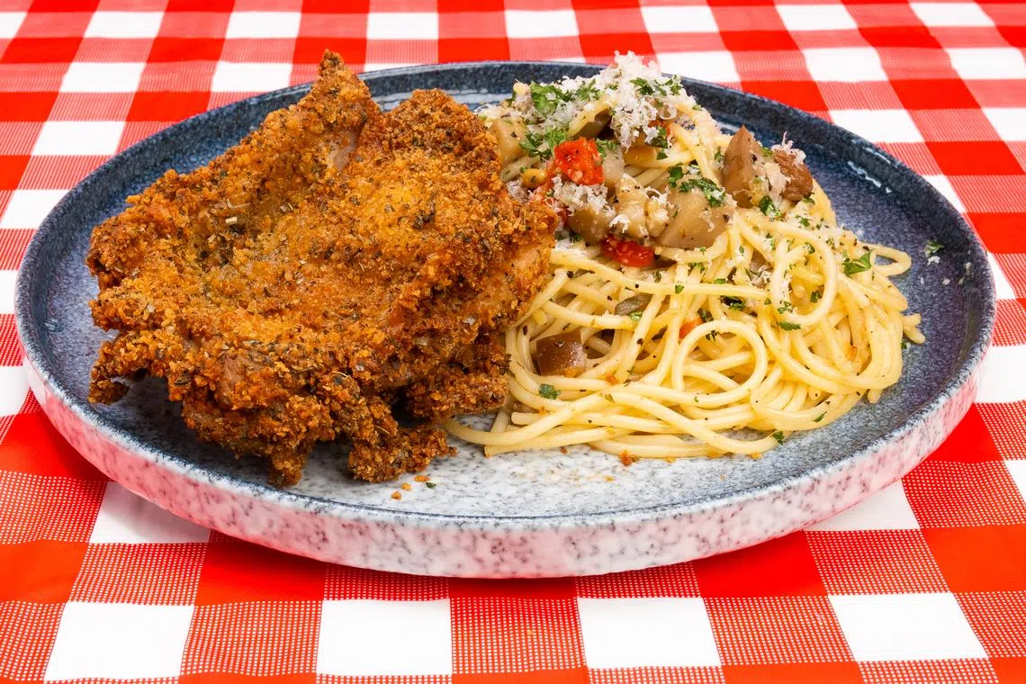 帕尔玛干酪鸡扒意大利面是Gino’s East的特色菜品。（餐馆提供）