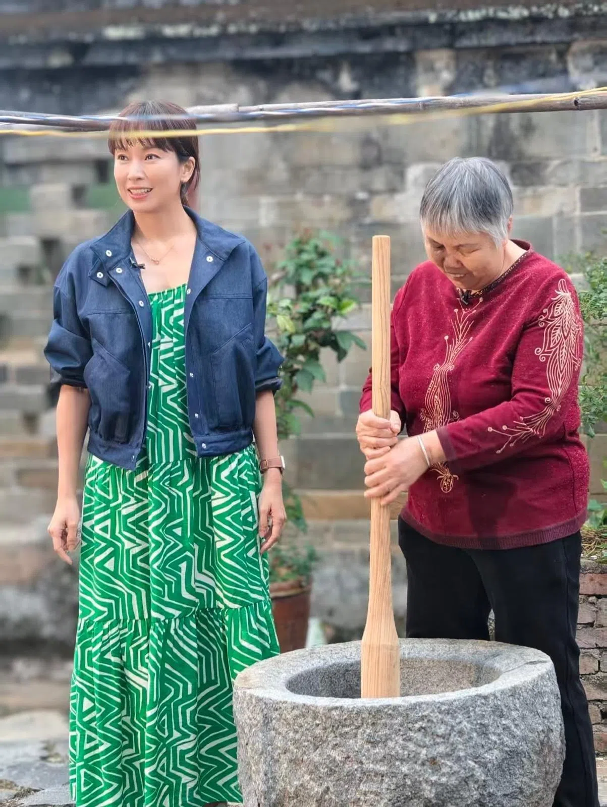 林有懿（左）和民宿的阿姨一起准备早餐。（受访者提供）