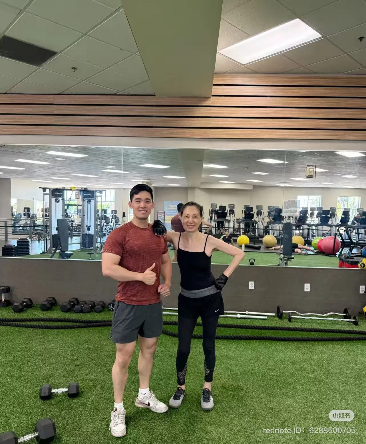 一名洛杉矶健身教练晒出与王小凤的合影。（取自“Strong with Kenny LA Fit”小红书）