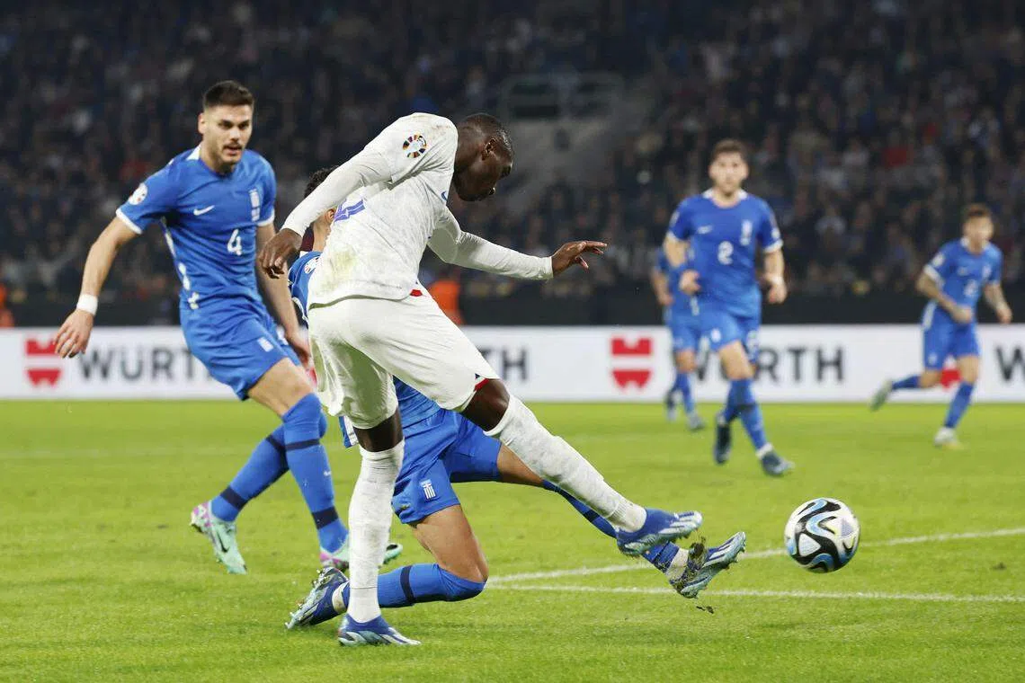 法国前锋穆阿尼（白衣）为球队首开纪录。（路透社）