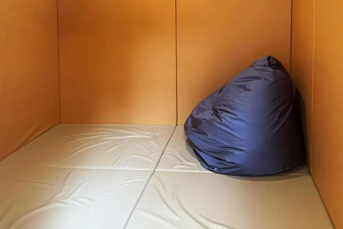 ActiveSG德义体育园设有一个“静心舱”，除了提供豆袋椅，室内墙壁也铺设了软垫，为需要舒缓情绪的特需者提供一个安全空间。（许翔宇摄）