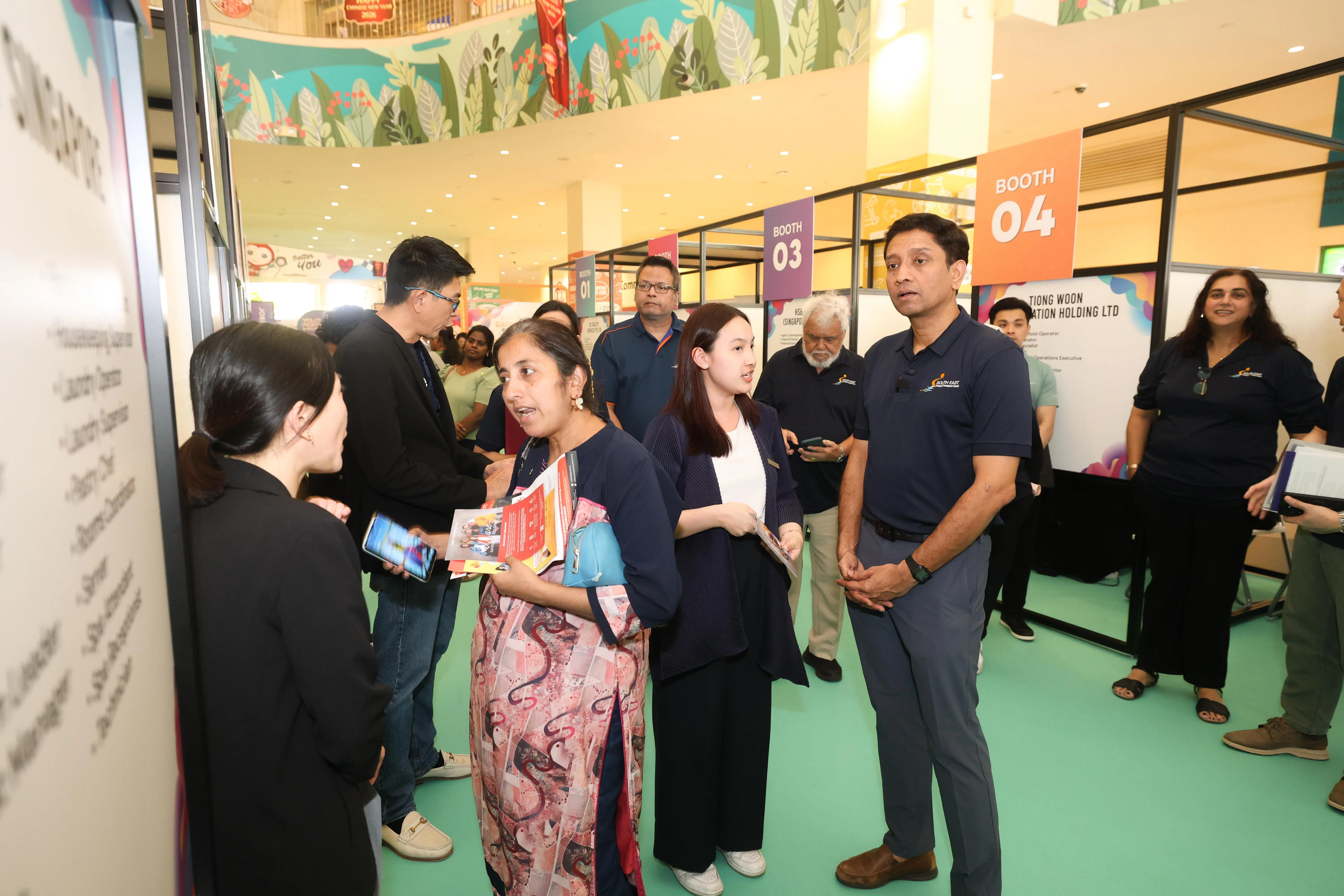 文化、社区及青年部兼人力部政务部长的迪内希（右二）星期一出席职业展，并参观展位，了解不同岗位的详情。（关俊威摄）