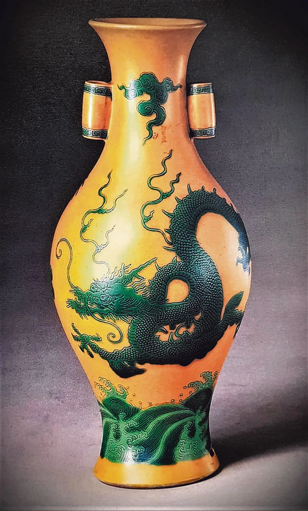 北京故宫藏乾隆官窑黄地绿彩云龙纹花瓶。