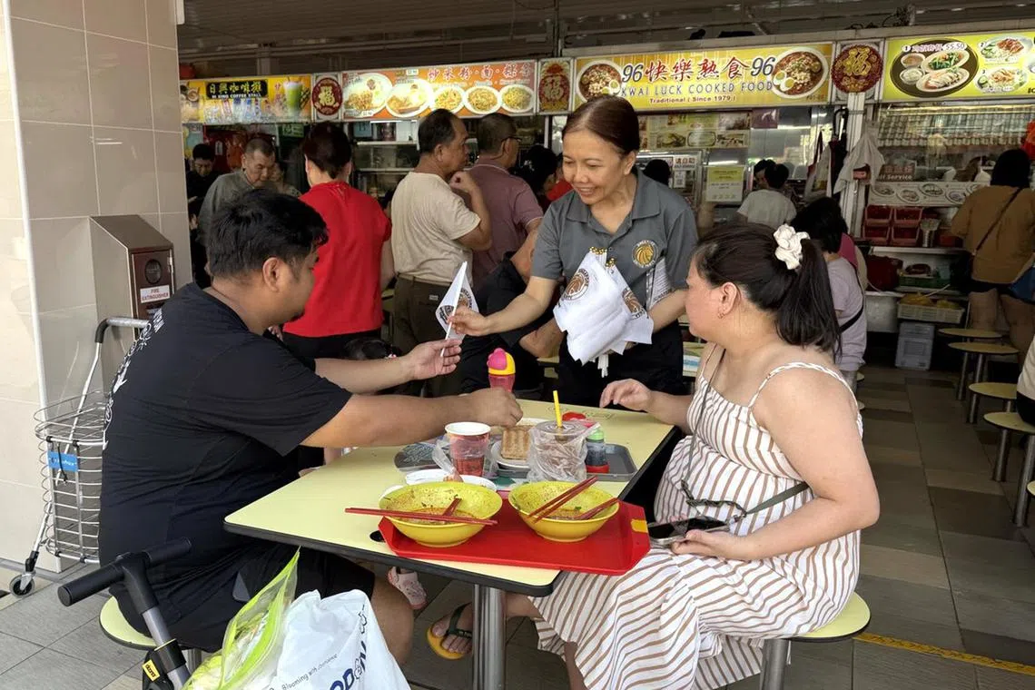 新加坡统一党财政诺莱尼（Noraini Yunus，灰衣者）曾是革新党党员，2020年在革新党党旗下竞逐宏茂桥集选区，最后以28.09％得票率落败。（海峡时报）