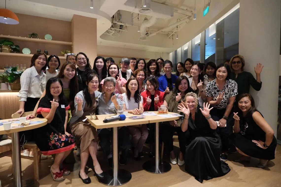 郑美薇（前排，红衣者）是新加坡商业与专业妇女协会会长，图摄于一场工作坊活动。（受访者提供）