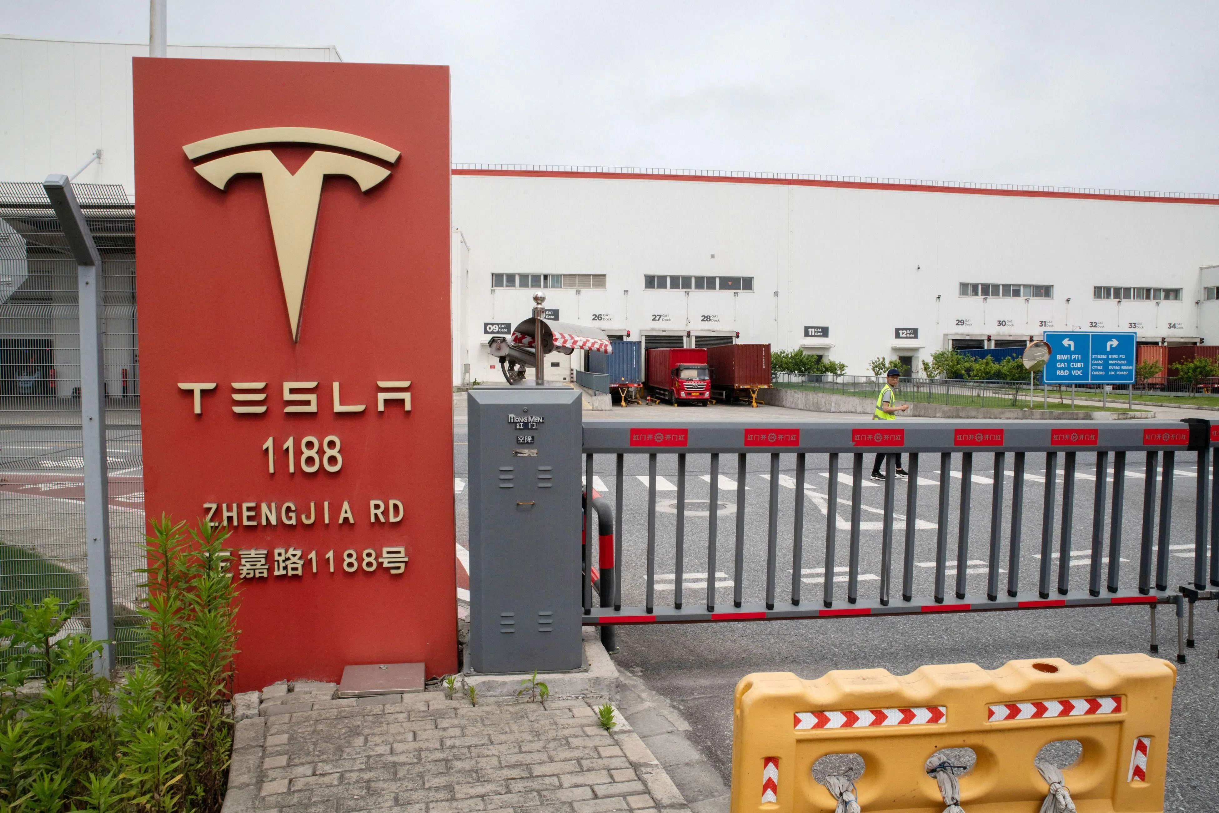 
图为特斯拉在中国上海的霸级工厂。（彭博社）