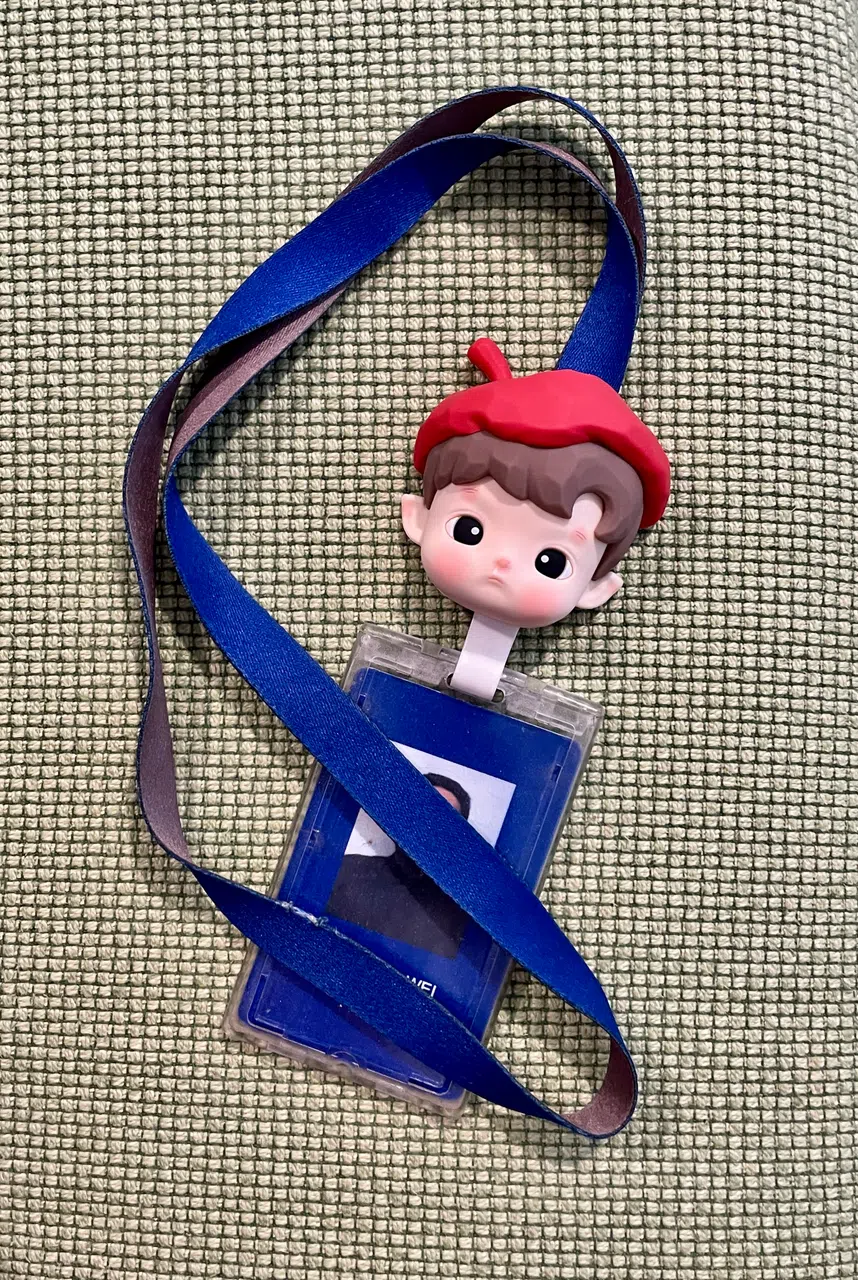 记者用盲盒公仔让员工工作证变得萌萌哒。（林方伟摄）