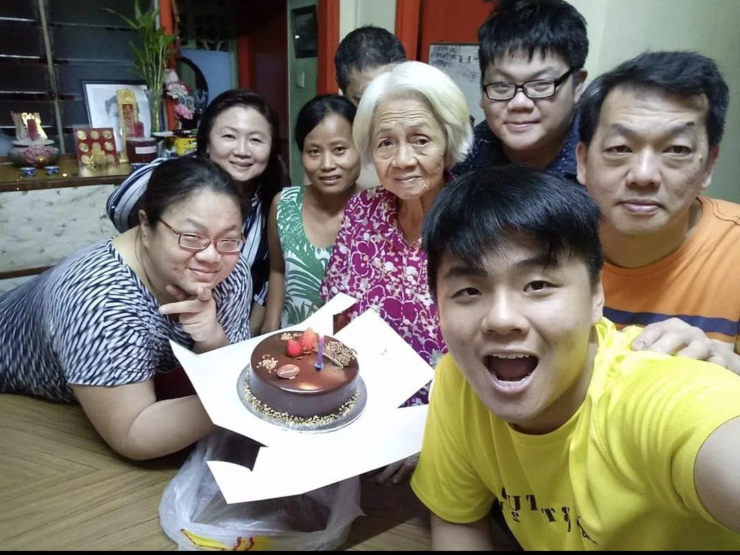 刘韵霖（左一）和全家为母亲庆祝生日。现在，丈夫（橙色上衣）和母亲都已不在人世。（受访者提供）