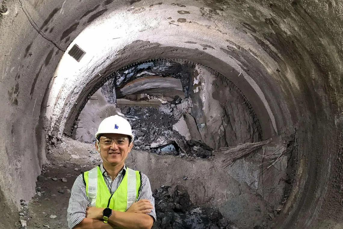 在滨海湾地铁站建造期间，工程师蔡东成负责深层隧道的挖掘工作。他说，由于采用地底冷冻技术，施工时隧道里格外凉爽，是难得的“舒适”工作体验。（Kiso-Jiban Singapore提供）
