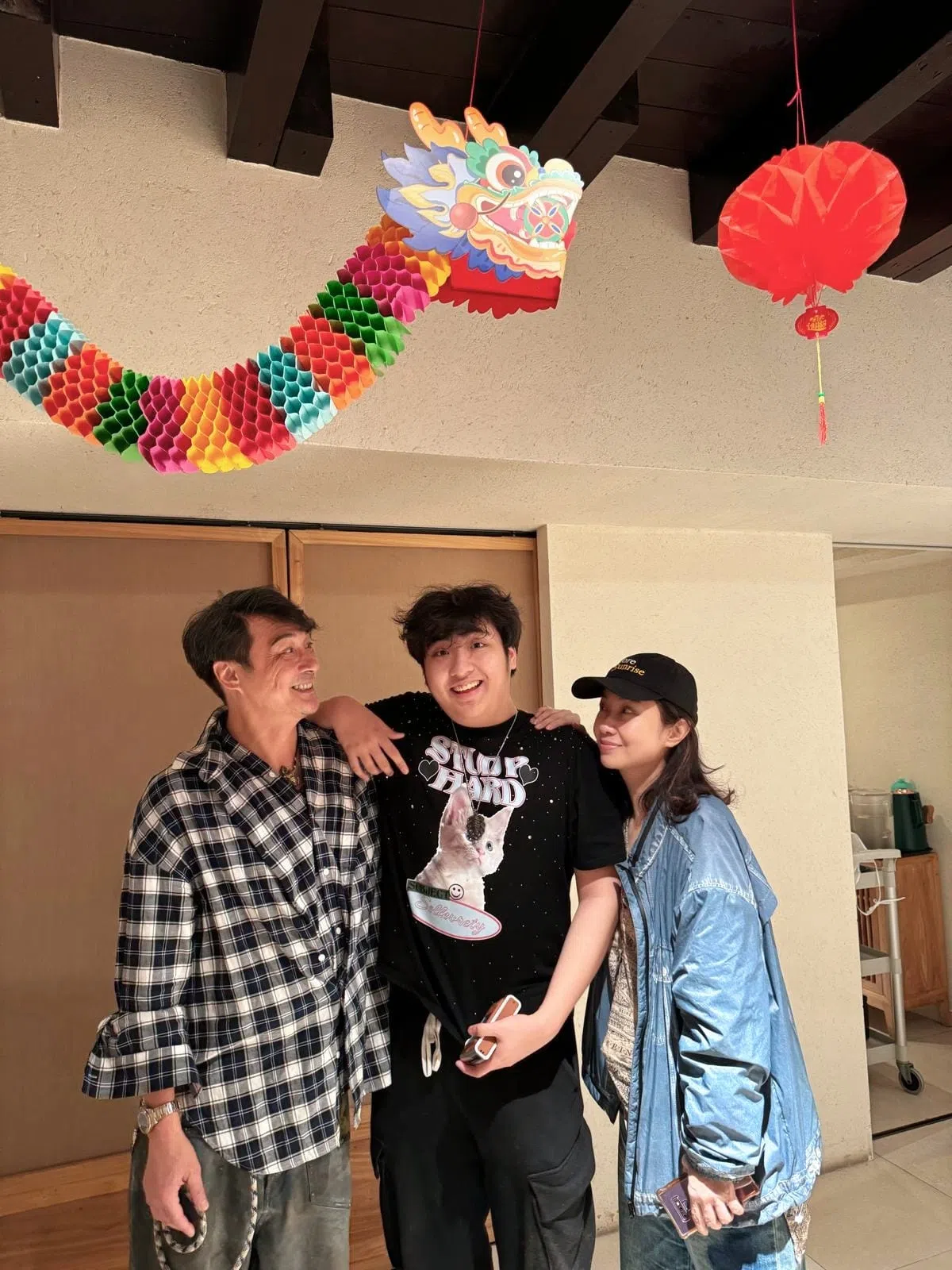 王丽萍（右）透露儿子（中）和老公互怼是日常。（王丽萍提供）