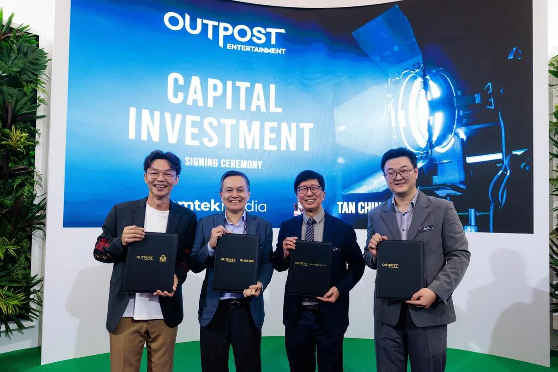金刚媒体联合创办人李国煌（左起）、投资与企业家陈竞辉、印尼媒体集团Emtek Media Group首席执行官 Sutanto Hartono和Outpost Entertainment创办人Charlie Cho签署协议促进合作。（金刚媒体提供）