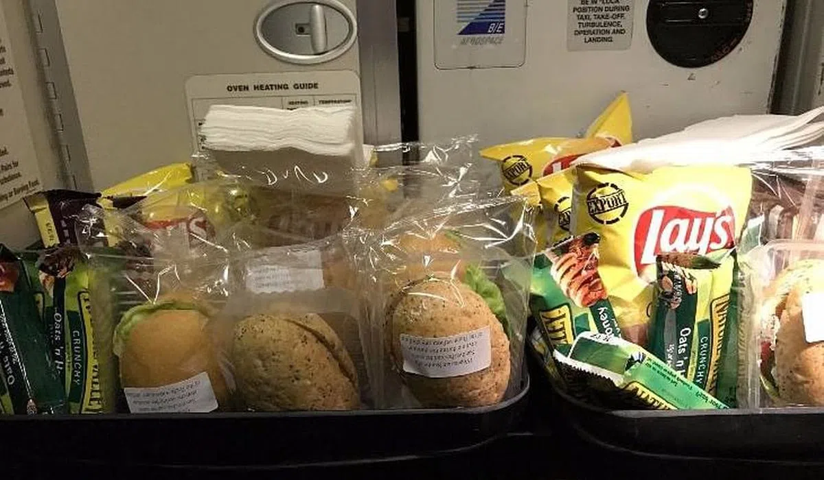 机上供应的零食包括薯片、面包、能量棒等。（图/互联网）