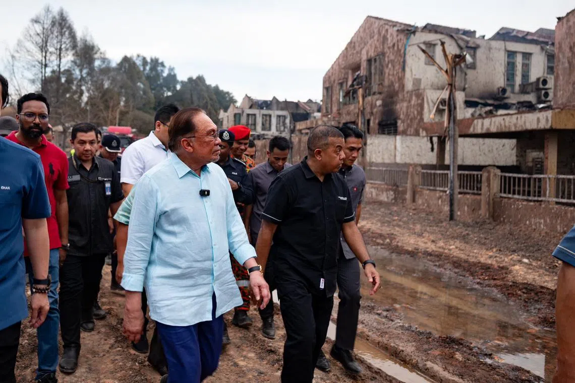 马国首相安华星期二（4月1日）下午5时抵达现场视察灾情。（取自安华脸书）