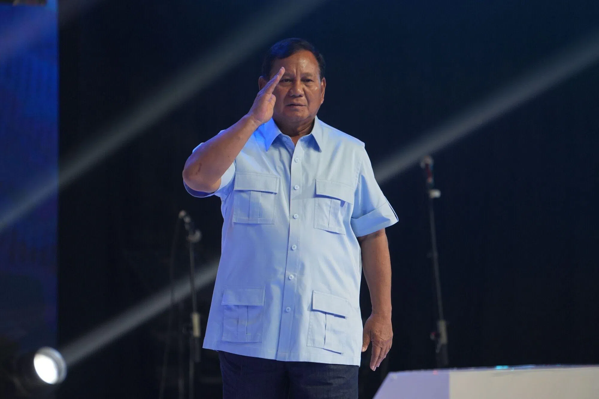 普拉博沃1月27日出席一场竞选集会时向支持者致意。军队出身的他，至今还不时以军队的敬礼手势与人打招呼。（彭博社）