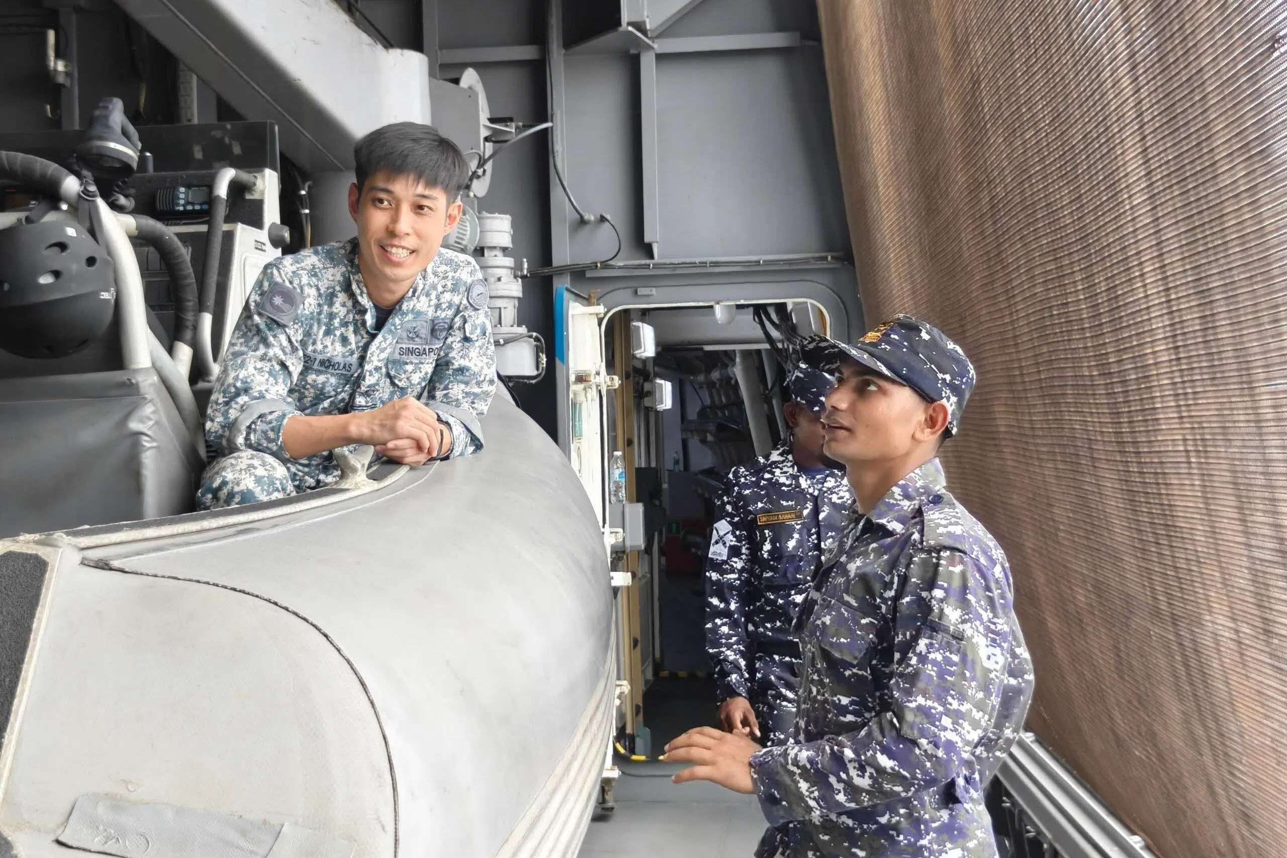 我国海军人员在精湛号护卫舰上向印度海军人员介绍甲板设施与操作，协助他们熟悉舰上环境。（国防部提供）