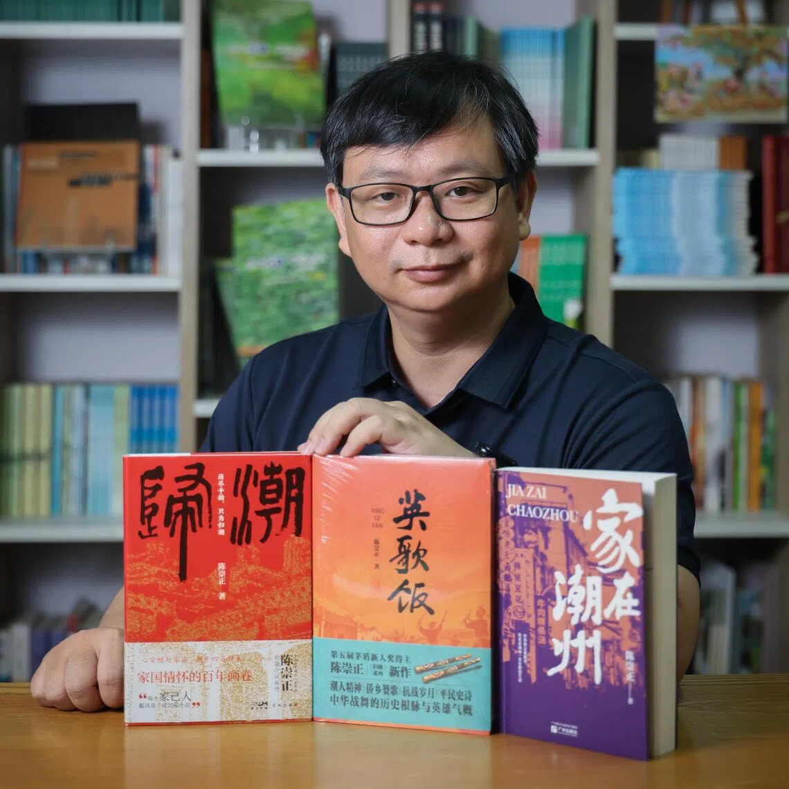 陈崇正的作品“潮人三书”注入了他对移民家史、人文风俗与文化脉络的深切关怀。（龙国雄摄）