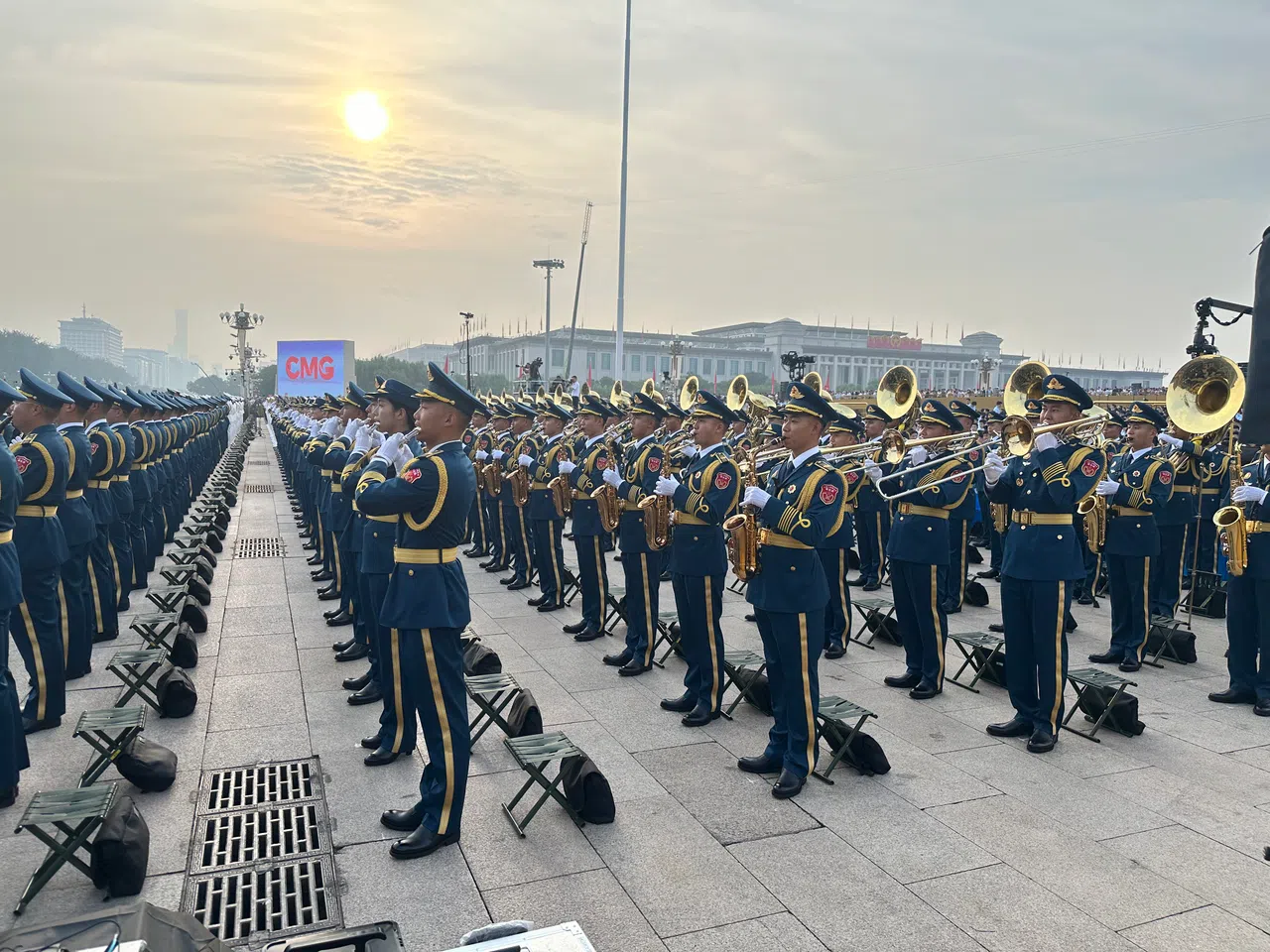 从早上6时许起，现场乐队奏响暖场乐曲。（林展霆摄）