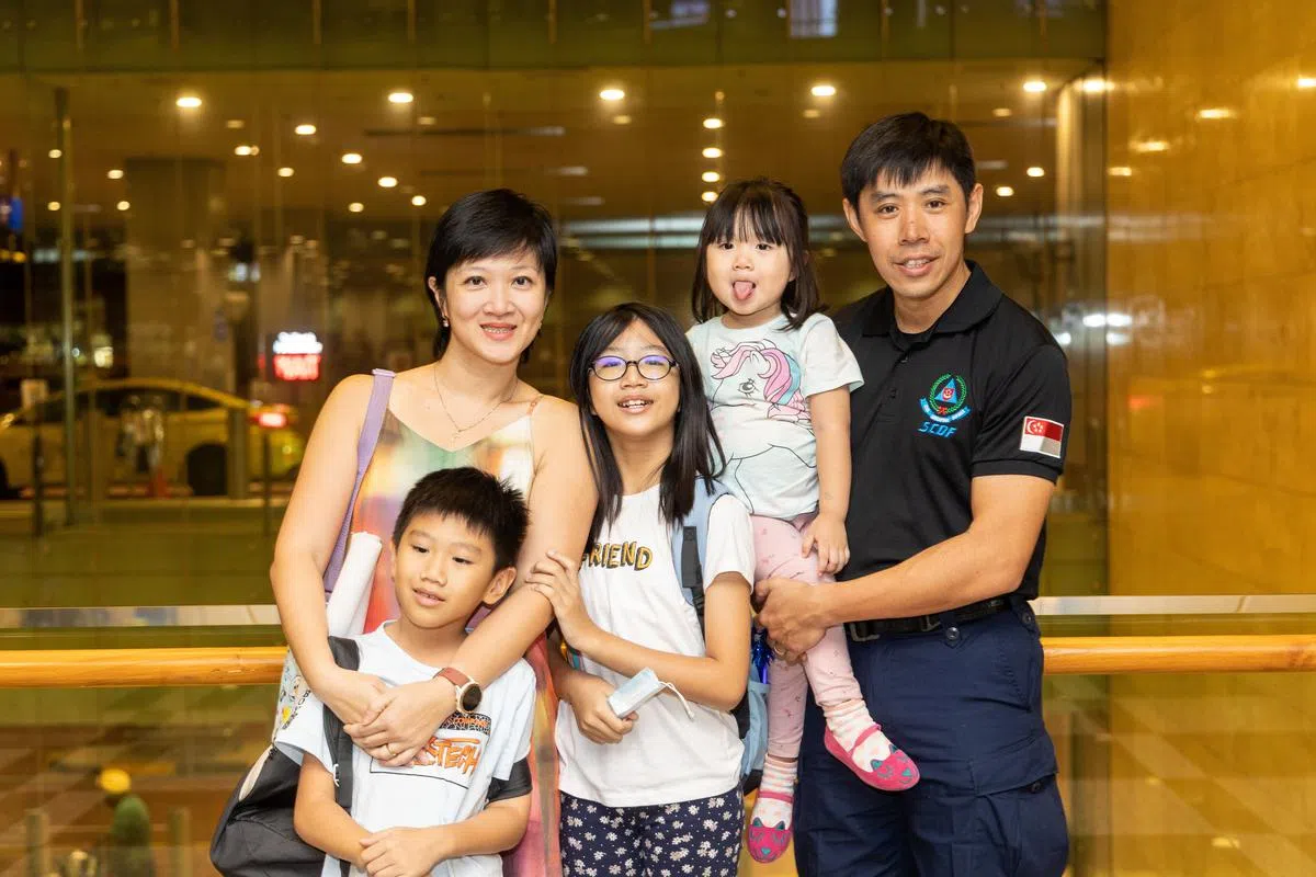 在土耳其完成赈灾任务的胡俊荣（右）踏出机场入境厅后，迎来的是妻子柳玉芝和三个3岁半至11岁的孩子给予的温暖。（关俊威摄）