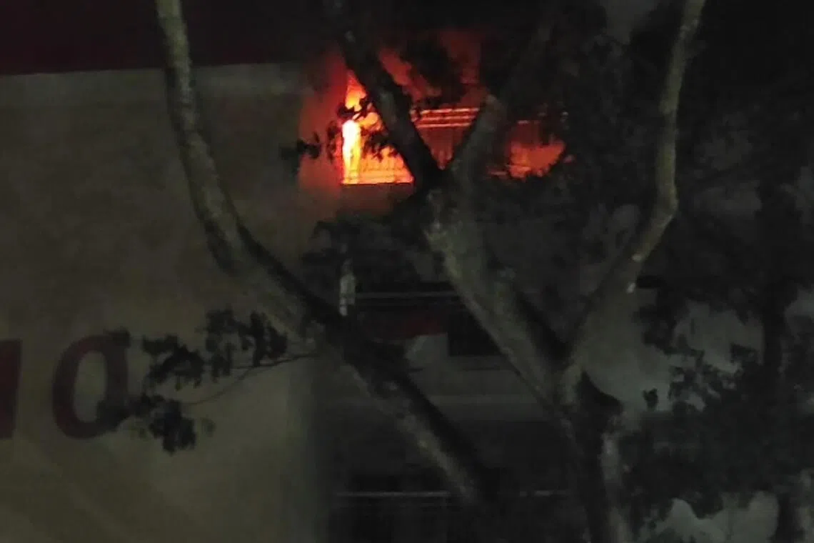 宏茂桥8道第510座组屋星期四（9月25日）晚上约8时30分发生大火，11人送院治疗。（档案照片）