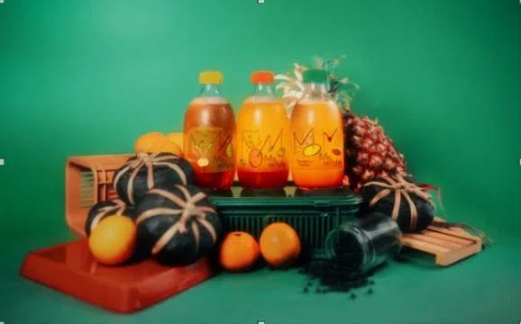 走累了，在展场买一杯台湾黄博志的艺术饮料。（新加坡美术馆提供）