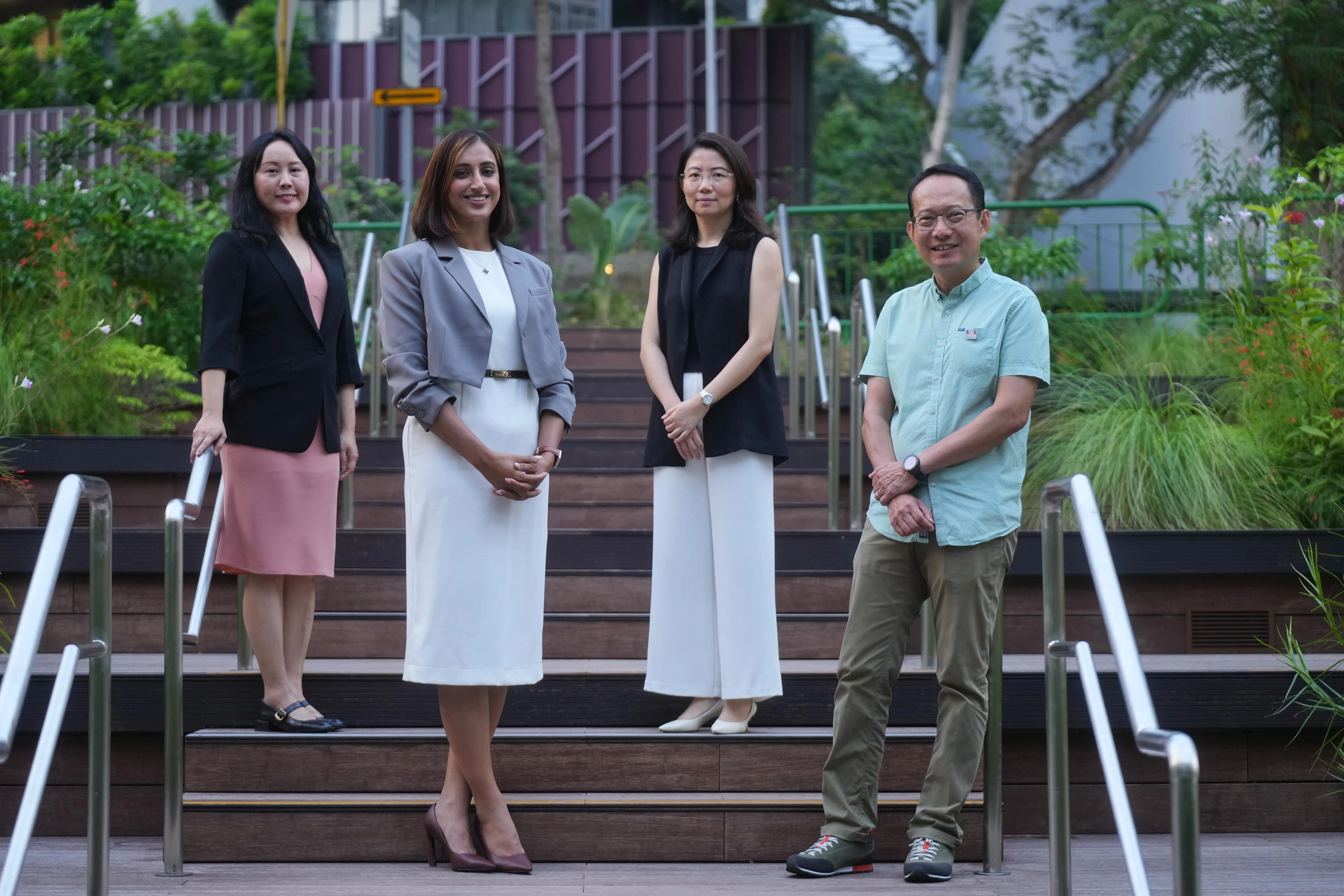 《互联网安全（援助与问责）法令》生效近三个月，来自社区与社会服务合作伙伴、平台、学者、政府机构等多名利益相关者，受邀出席感谢茶会，包括新加坡管理大学杨邦孝法学院教授叶曼（左起）、新加坡法律义务办事处总代表律师萨达娜（Sadhana Rai）、新加坡儿童会总裁汪文敏，以及新加坡援人机构总裁萧明明。（谢智扬摄）