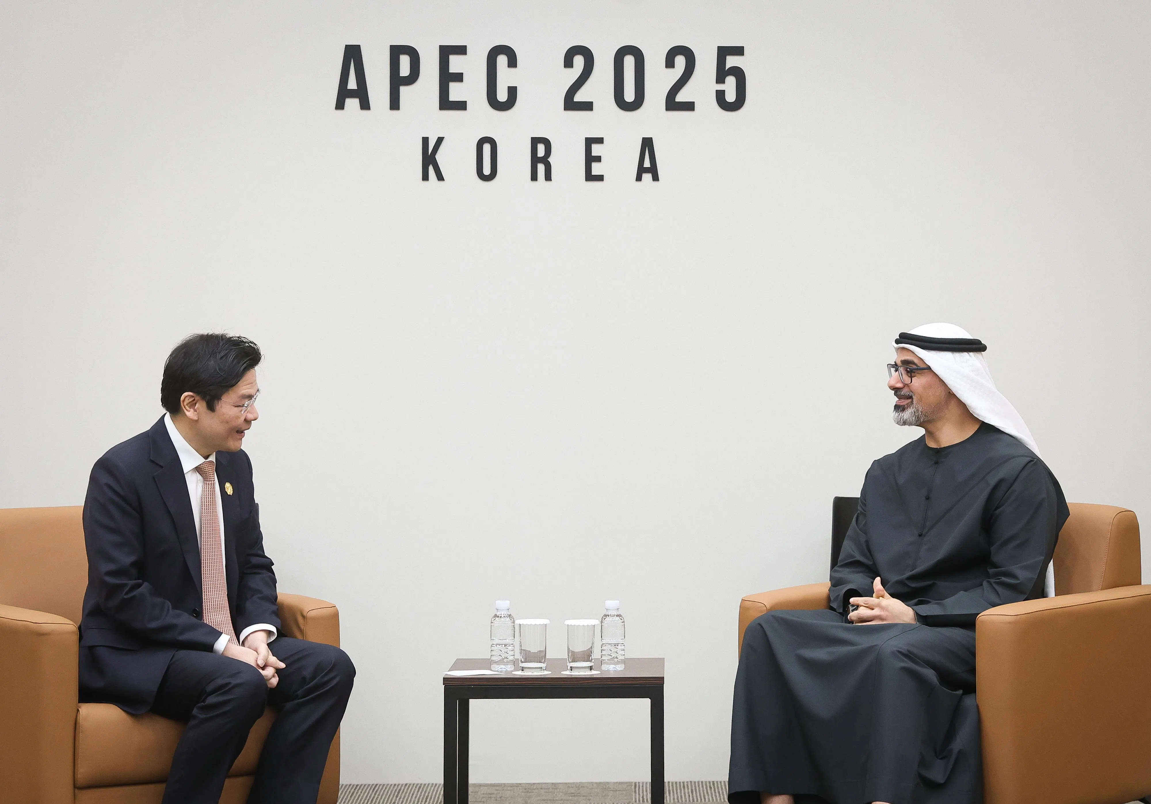 总理兼财政部长黄循财（左）星期五（10月31日）于韩国庆州亚太经济合作组织峰会期间，在场边与阿布扎比王储哈立德举行双边会晤。