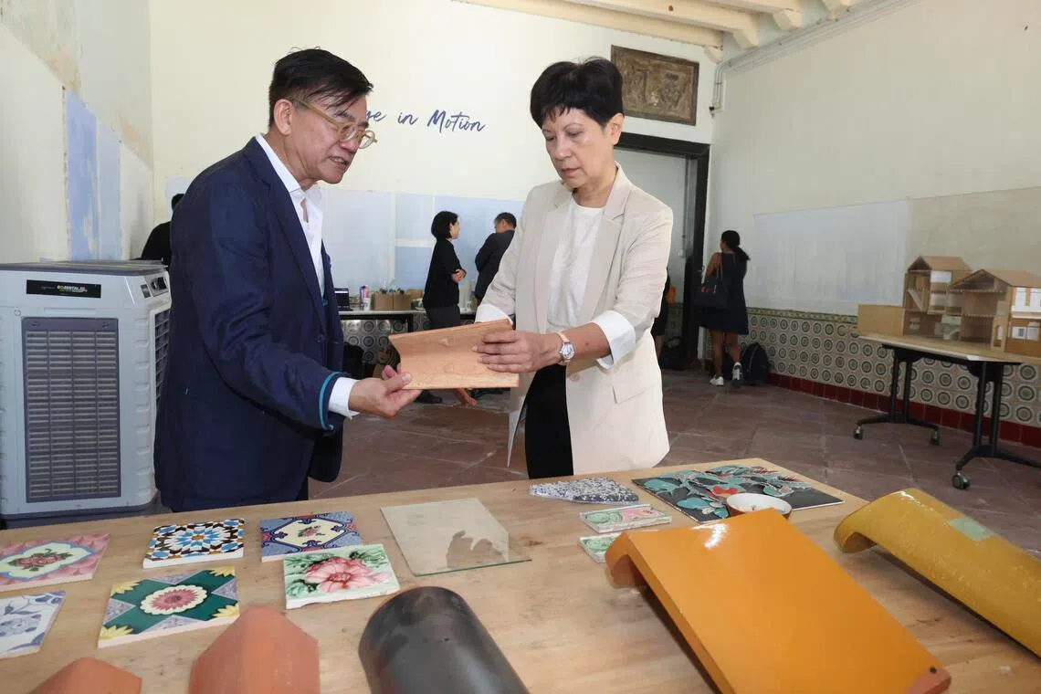 英兰妮（右）星期三出席在尼路141号国大建筑保护实验室举办的活动，了解翻新工程。（郑一鸣摄）