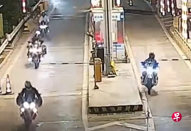网传视频显示，在广东高速公路上，有骑手结成队列，无视禁行标识与工作人员劝阻，集体轰油强行冲卡。 （互联网）