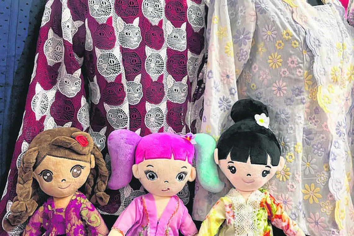 当娃娃穿上卡峇雅，传统服饰就多了童趣。