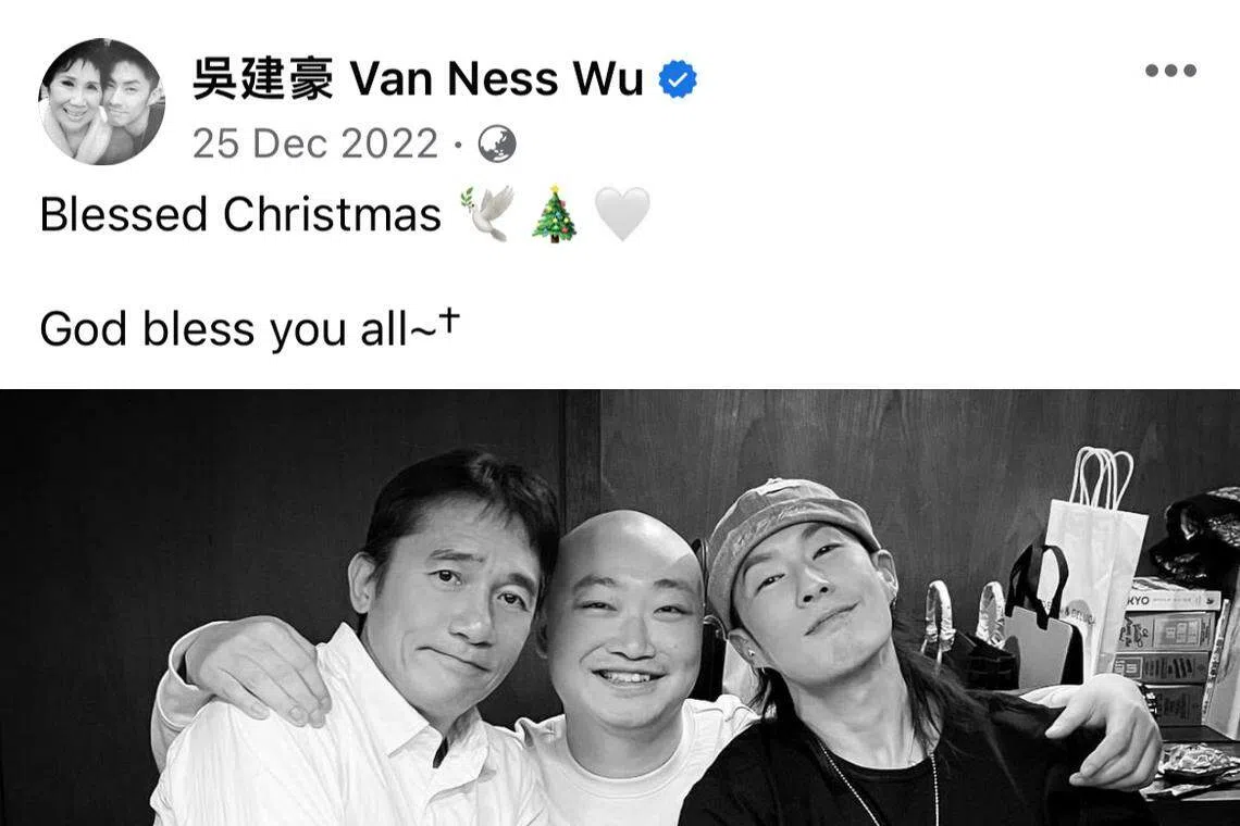 吴建豪（右）在脸书的最后公开贴文日期是2022年12月，当时他分享了跟梁朝伟（左）和友人等合照。（截图自吴建豪脸书）
