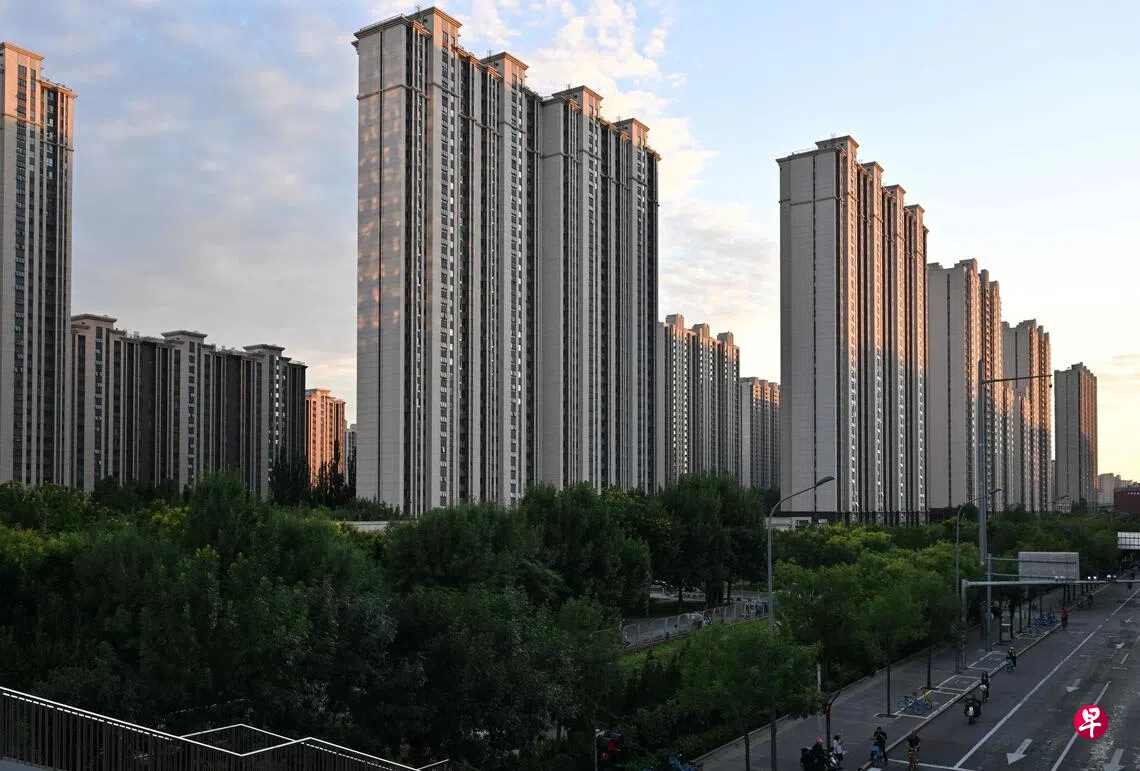 土地使用权出让收入过去曾是地方政府的重要财政来源。图为北京一处住宅楼群，图片摄于8月13日。 （法新社）