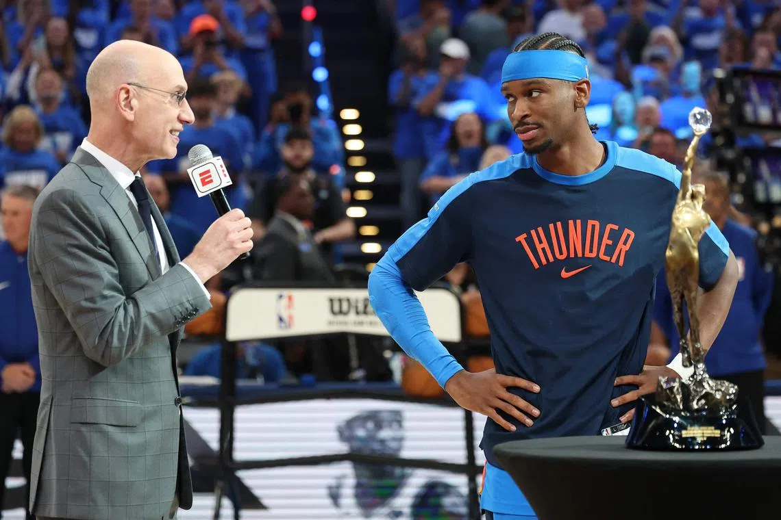 NBA总裁萧华（左）在5月为加拿大籍雷霆后卫亚历山大（右）颁发常规赛最有价值球员奖项。萧华认为，在全明星赛收视疲软的情况下，须再次对赛制进行改进，由美国队对抗世界队。（法新社）