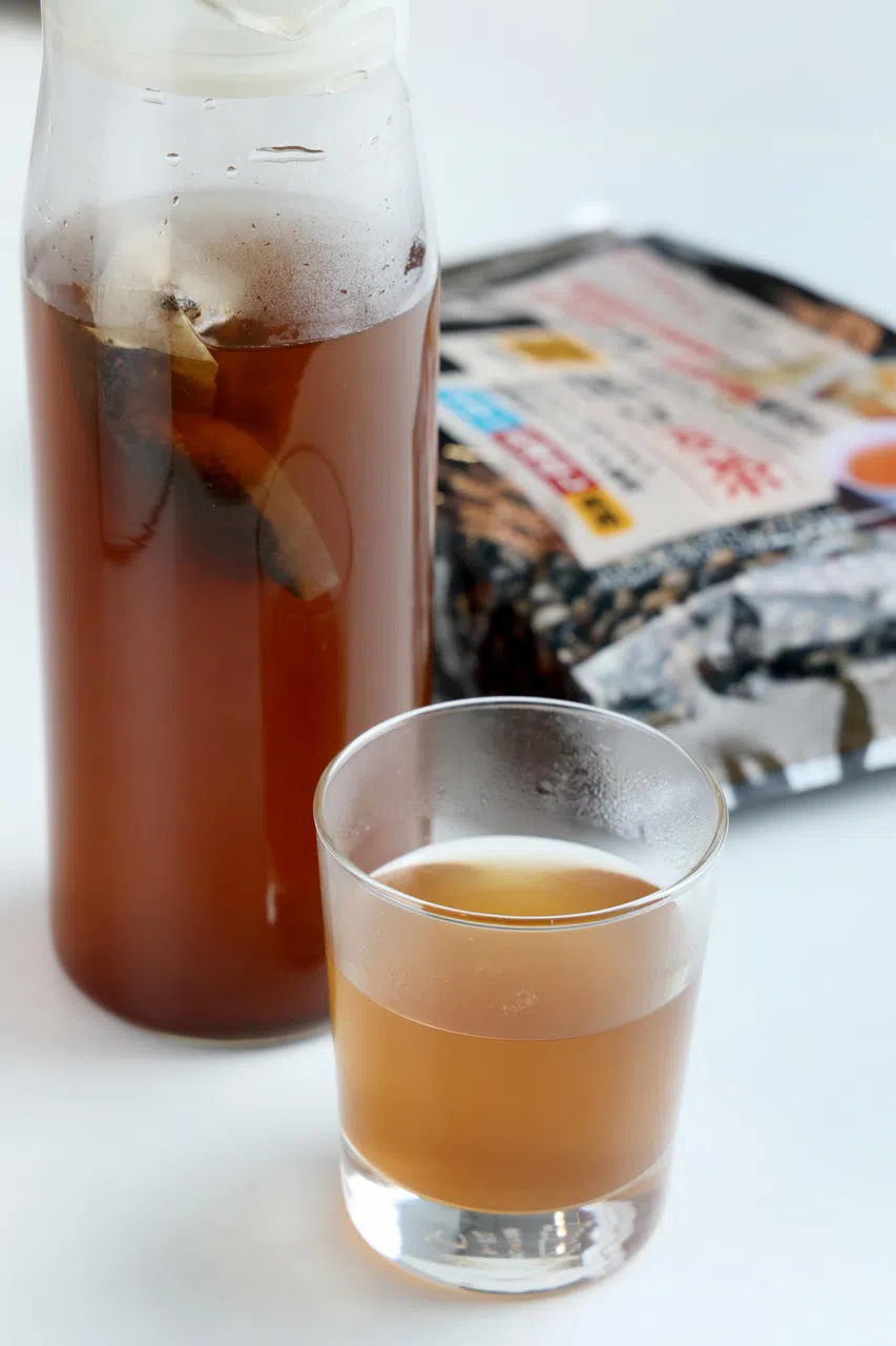 一个黑豆麦茶茶包（单价不到一角半）可泡出1公升至1.5公升的茶，是CP值非常高的养生饮料。（龙国雄摄）