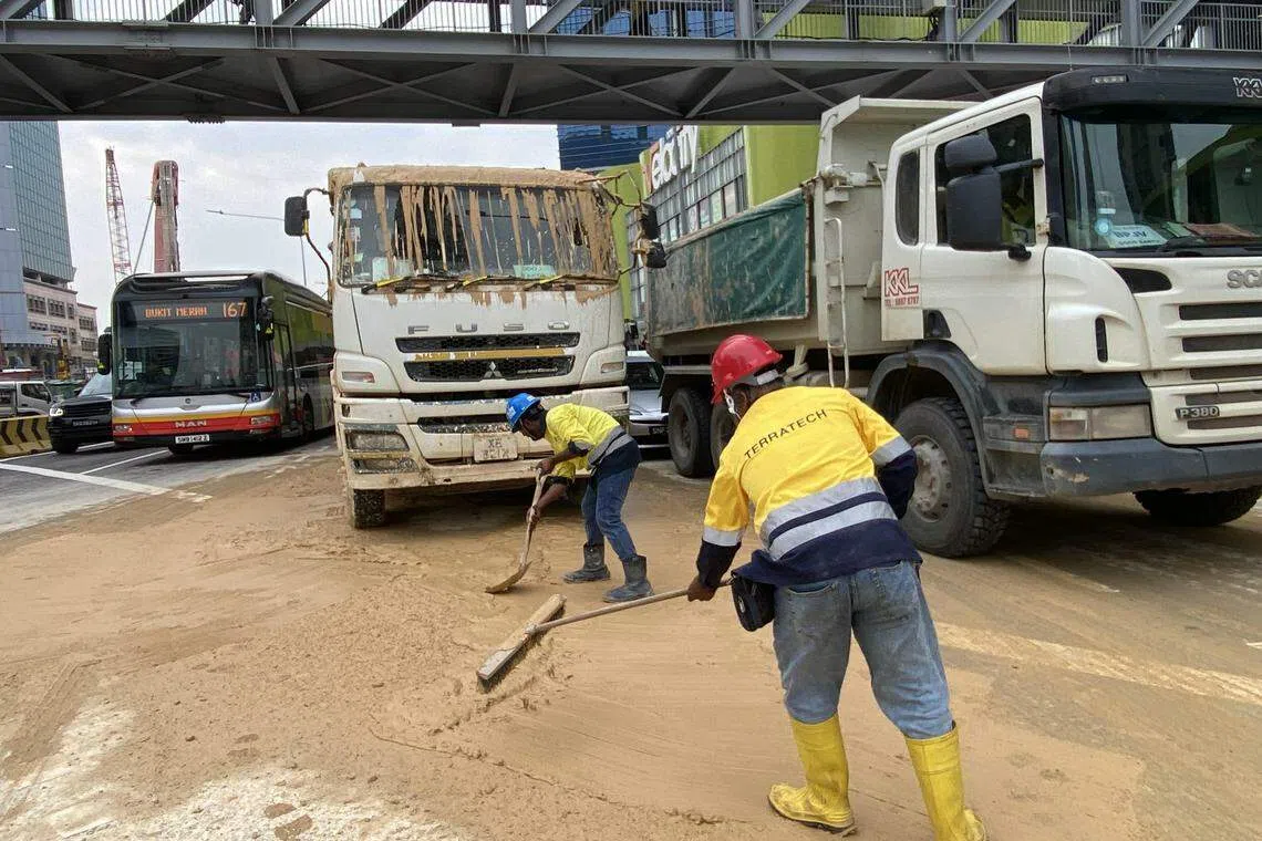自卸卡车车头也撒满了淤泥。（邝启聪摄）