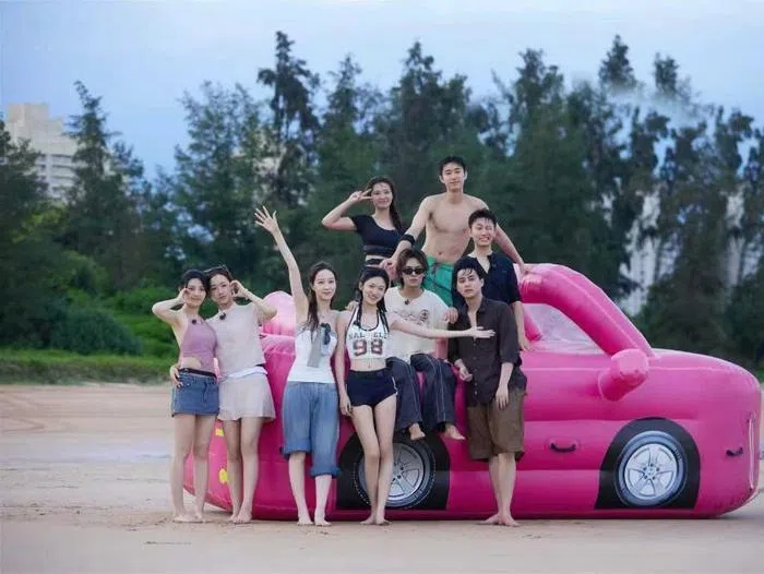 十名不同行业的单身打工人，在《逃离朝九晚五的恋爱》中，边旅行边恋爱。（互联网）