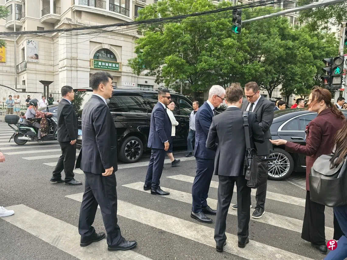 美国苹果公司首席执行官库克（右四）星期四（5月14日）在四季酒店外接受安检。 （周岳翔摄）