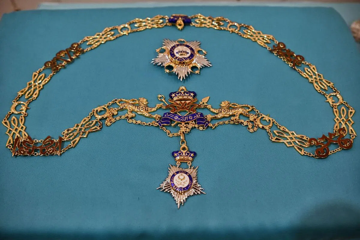 李总理获颁的一级王室拿督斯里巴杜卡勋章。（海峡时报）