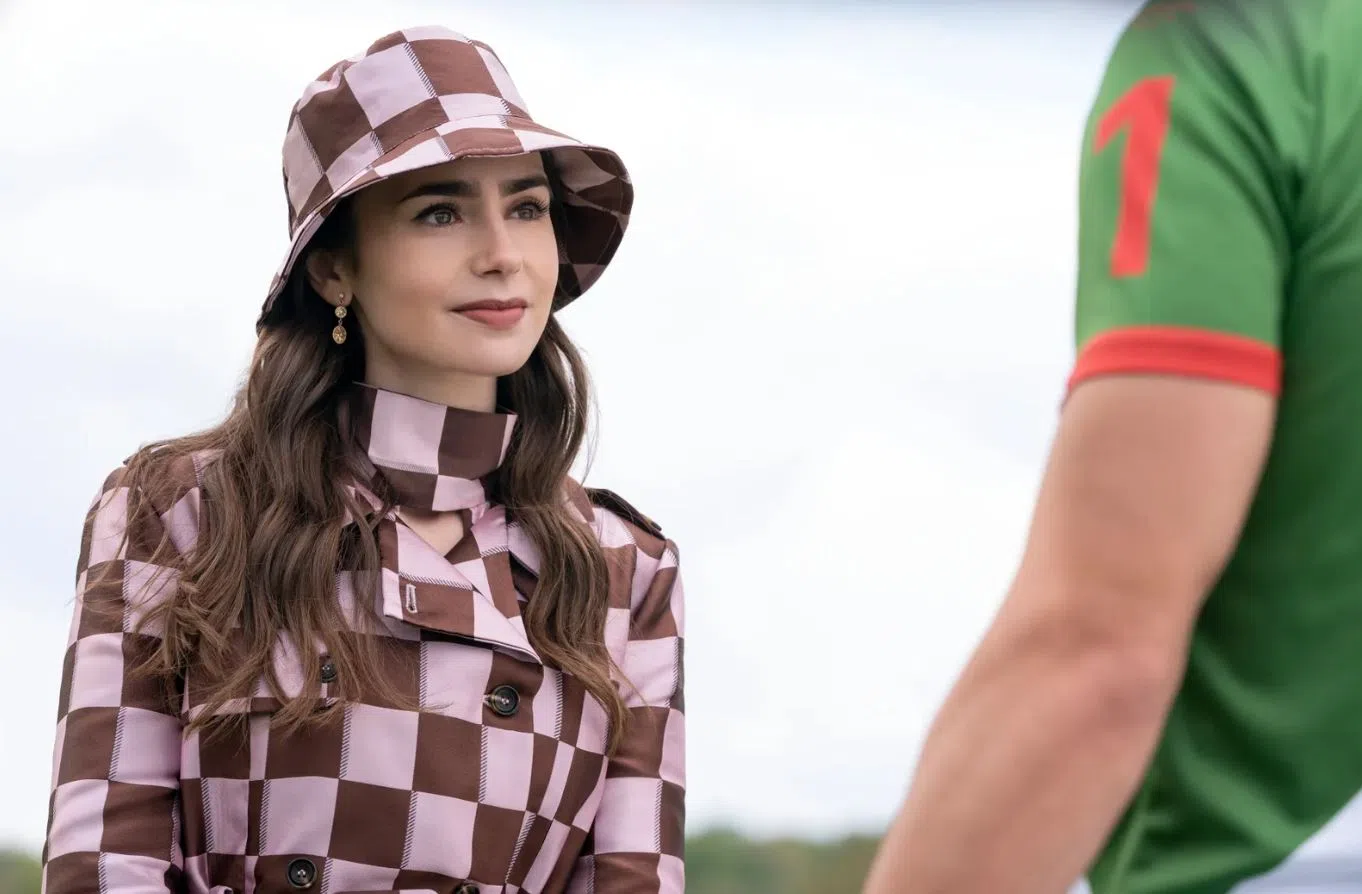马球场造型选择棕粉色格纹套装，搭配同款渔夫帽。（互联网）