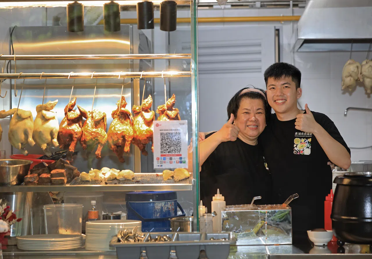 南香鸡饭首次开分店，老板娘林素花让儿子许国安负责经营。（何炳耀摄）