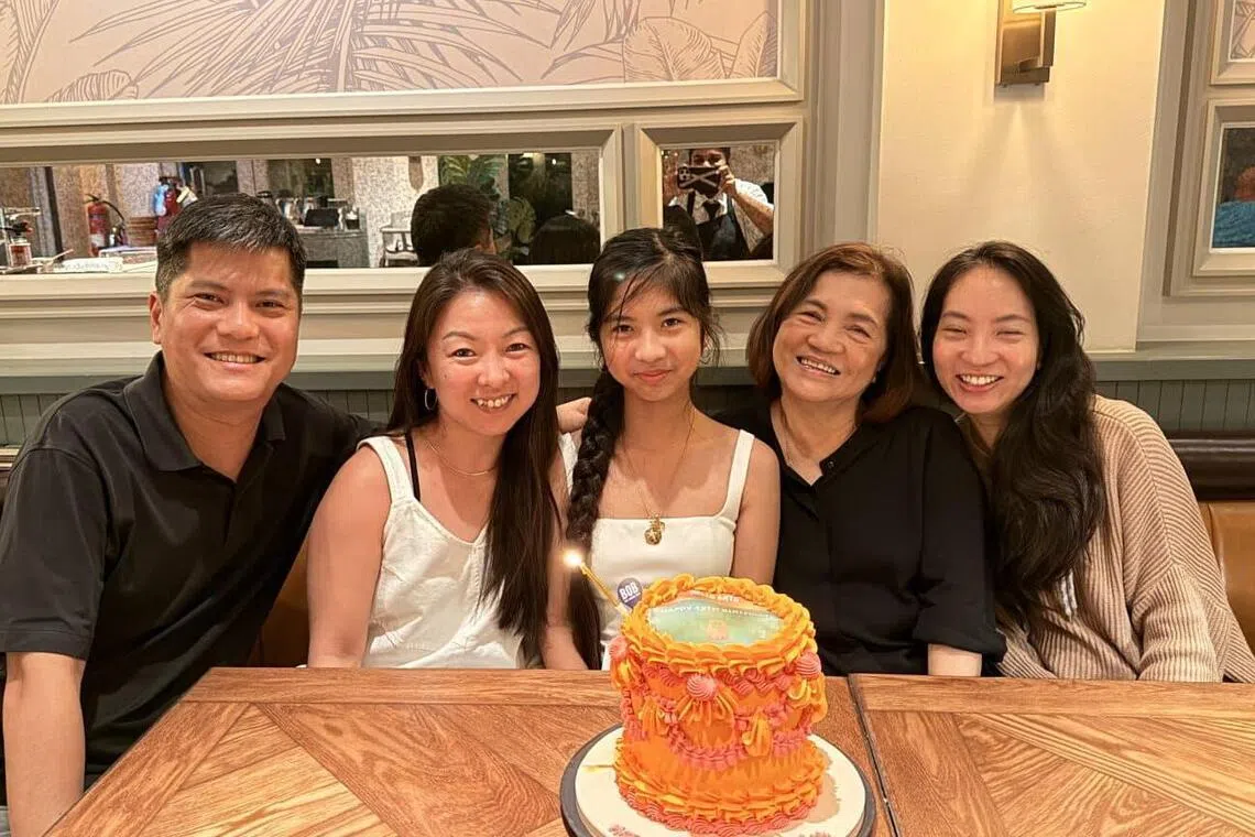 林佩琳（左二）与家人为女儿安雅庆祝14岁生日。（取自Salt & Light网站）