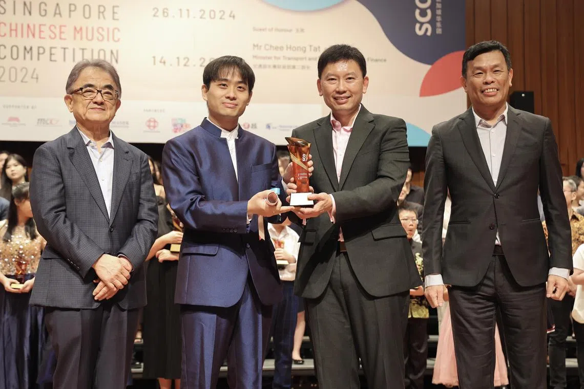 交通部长兼财政部第二部长徐芳达（右二）作为主宾向李轶辰（左二）颁奖，与新加坡华乐团董事会副主席吴学光（左一）和新加坡华乐团行政总监何伟山（右一）合影。（邬福梁摄）