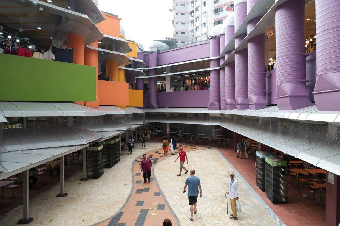 竹脚中心一楼是巴刹和小贩中心，二楼是零售商店。（李冠卫摄）