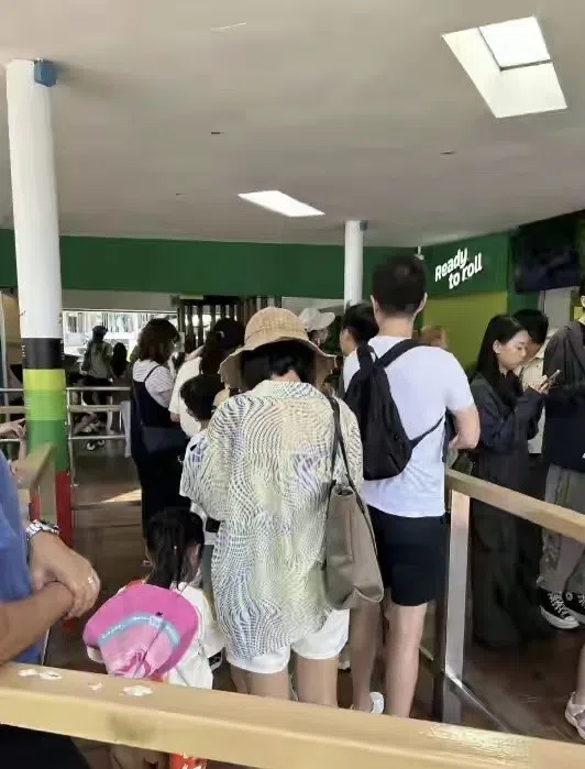 有网民误解许雅钧旁边的女子并非小S，甚至传他有私生子。（取自微博）
