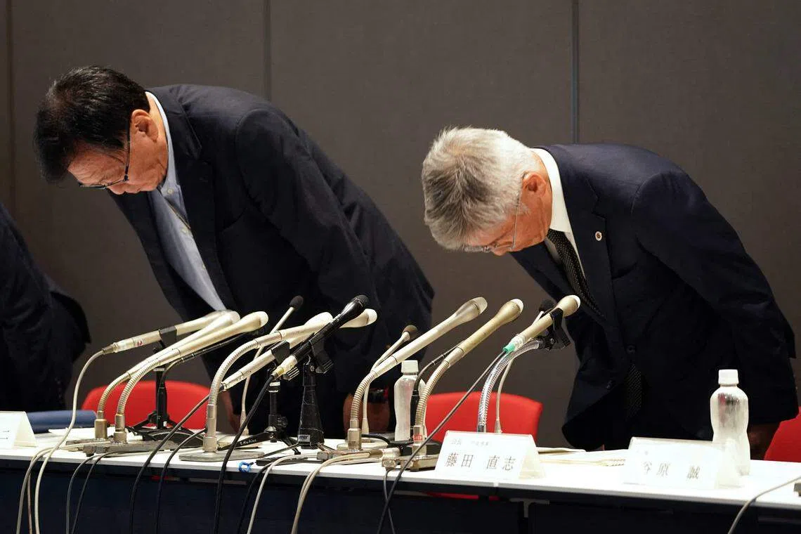 日本体协会长藤田直志（右）和専务理事西村贤二在记者会上鞠躬道歉。（法新社）