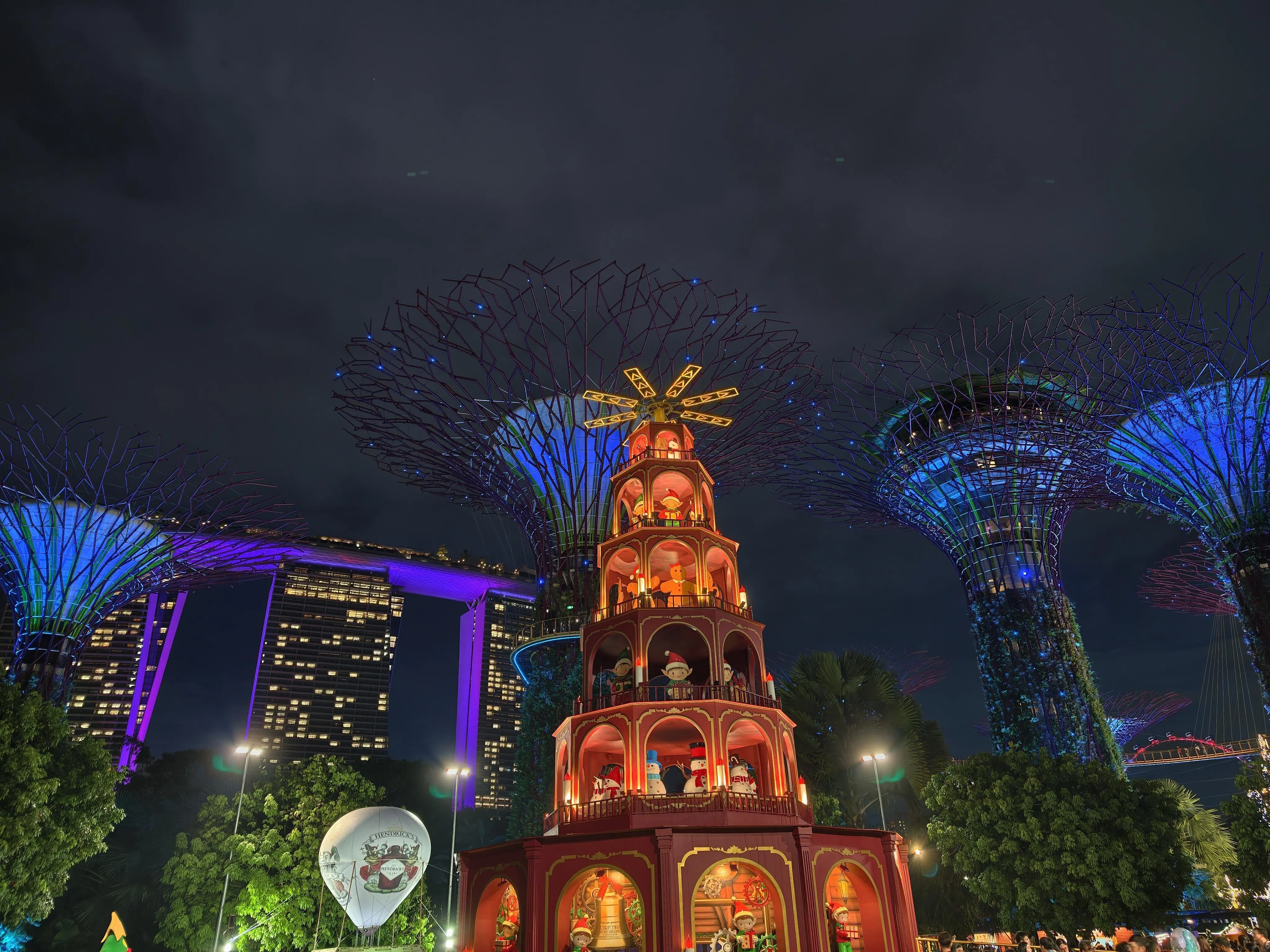 夜景拍摄表现出色，画面锐利清晰，细节丰富。（黄少伟摄）