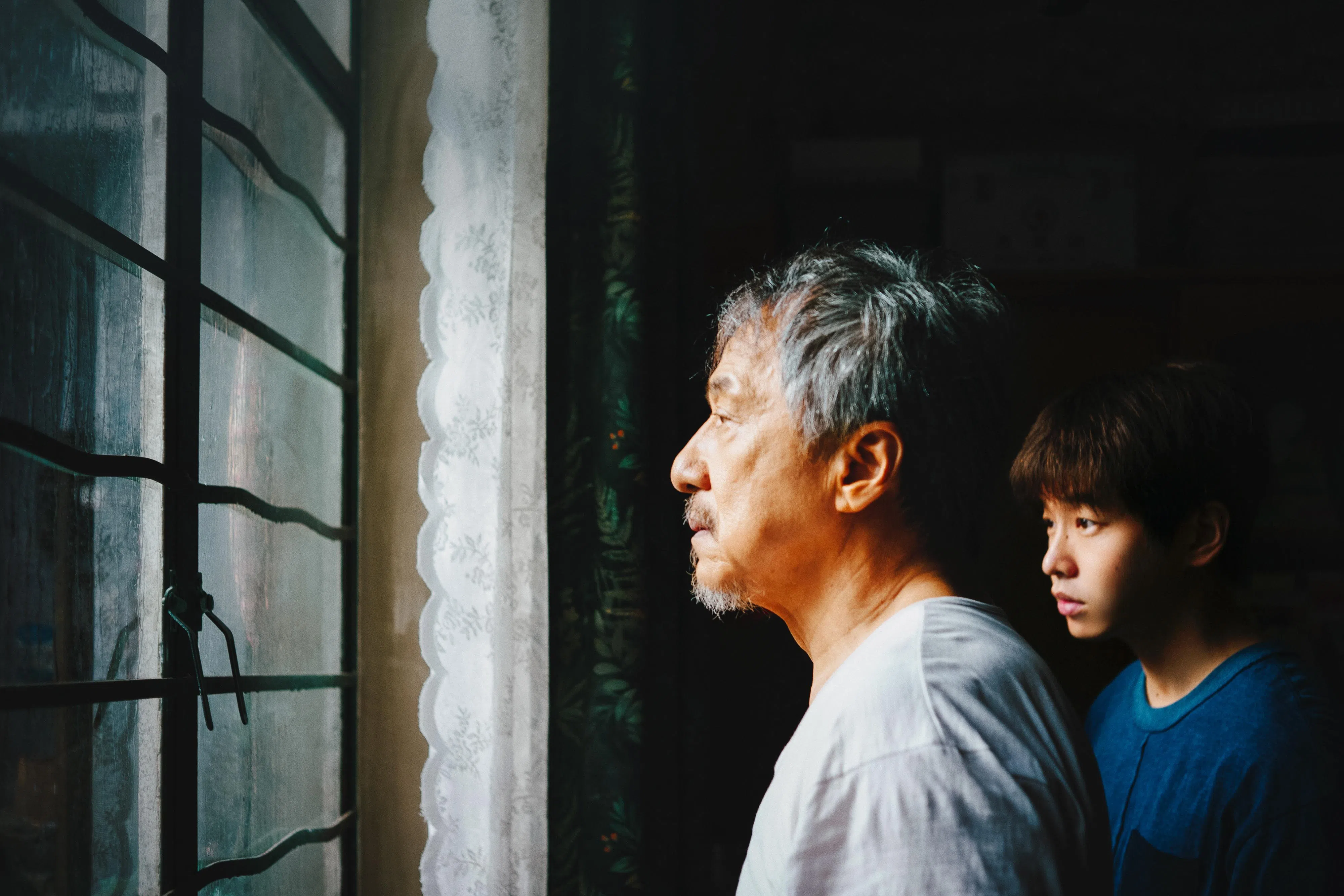 成龙（左）和彭昱畅在《过家家》饰演一对假父子。（邵氏机构提供）