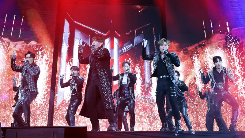 MIRROR成员一身黑装，衬托出背景火光更加闪亮。（萧紫薇摄）