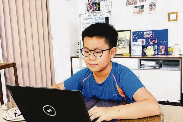 王昕辰玩线上游戏罗布乐思时，学到了一个阿尔法语言新词。